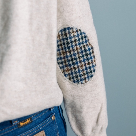 Hawick 100% Lambswool Sweater - Cream with Houndstooth Elbow Patches - Size M - Picture 3 of 12